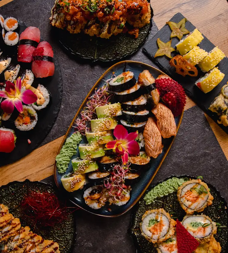 Deska z rolkami sushi i jadalnymi kwiatami