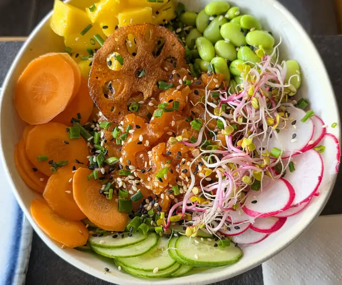 Miska z łososiem, edamame, marchewką i rzodkiewką