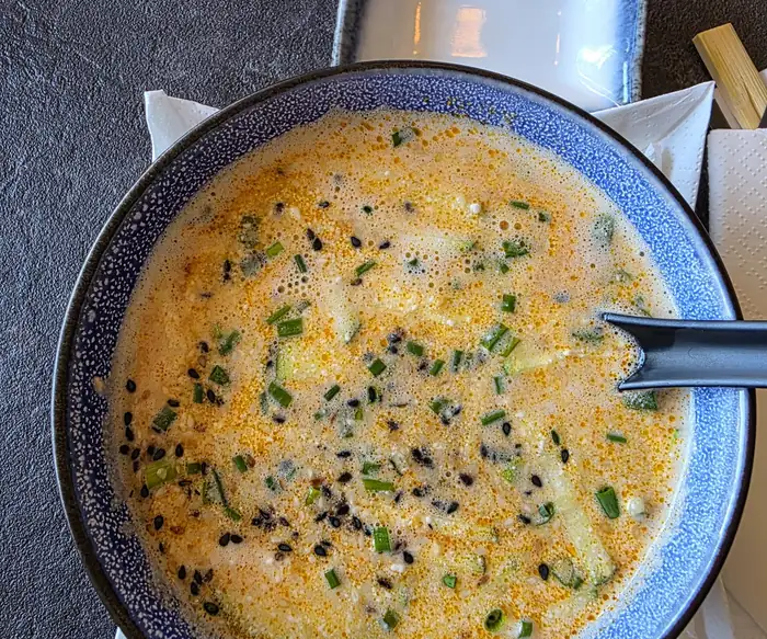 Zupa tom yum w niebieskiej misce